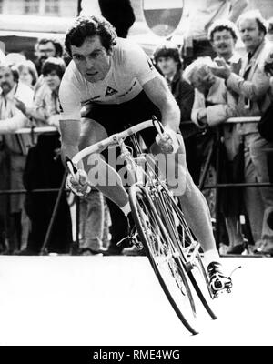 Bernard Hinault vainqueur du Tour de France, sur les Champs-Elysées à... News Photo - Getty Images