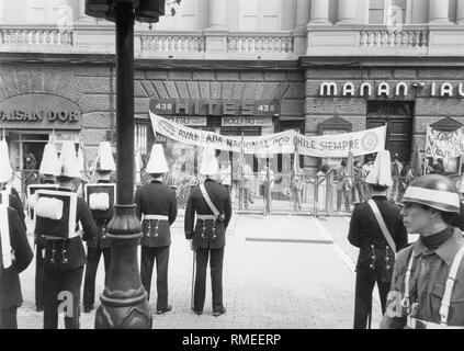 Avanzada Nacional, a far-right Argentine youth group, has lined up together with the military to pay homage to General Augusto Pinochet Stock Photo