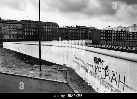 Undated photo of a section of the Berlin Wall in Kreuzberg inscribed with slogans. Stock Photo