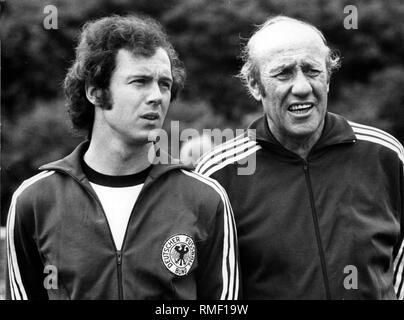 The international football player Franz Beckenbauer (left) and the national coach Helmut Schoen in a training camp in Malente during the preparations for the World Cup. Stock Photo