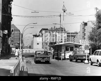Undated image of the Allied border control point Checkpoint Charlie with vehicles and passers-by, in the background the East Berlin side. Stock Photo