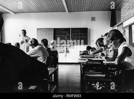 Children in school: Picture shows teacher with children of the 8. class Hauptschule (Secondary modern school) during a lesson. Stock Photo