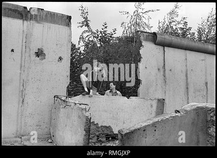 In July 1990 began the systematic and complete dismantling of the border installations in Berlin. The Berliners follow the progress of the demolition work with great attention and curiosity. The former restricted area is becoming a favorite place of residence for many people these days. The picture shows the former restricted area on Bernauer Strasse in the district of Wedding. Stock Photo