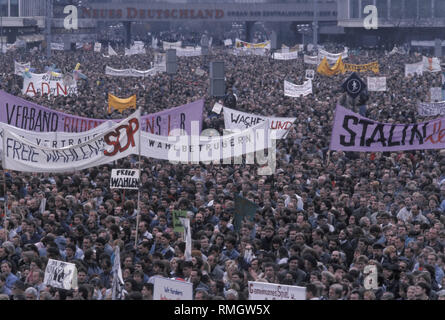 The largest non-state demonstration in the history of the GDR takes place on 4 November, 1989. About half a million people demonstrate in the center of East Berlin for freedom of the press and expression, as well as for free elections and a democratization of the GDR. Here, the closing rally at Alexanderplatz. Stock Photo