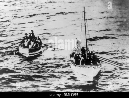 survivors of the Titanicin lifeboats taken from on board the Carpathia April 1912 Stock Photo