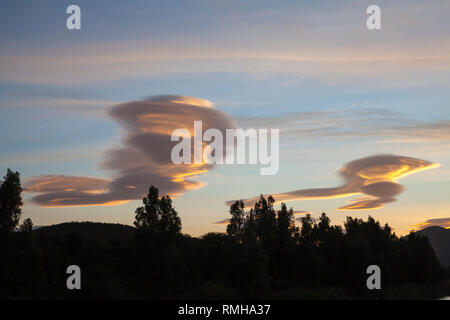 Lenticular clouds at sunset, Breede River Valley, Robertson, Western Cape, Hogh altitude lens-shaped stationary clouds, atmospheric waves, wind, turbu Stock Photo