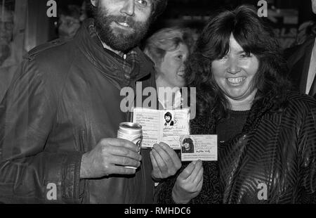Germany, Berlin, October 8, 1989: East and West Berliner citizens hold their ID cards at Breitscheidplatz on the night of the fall of the Berlin Wall. Stock Photo