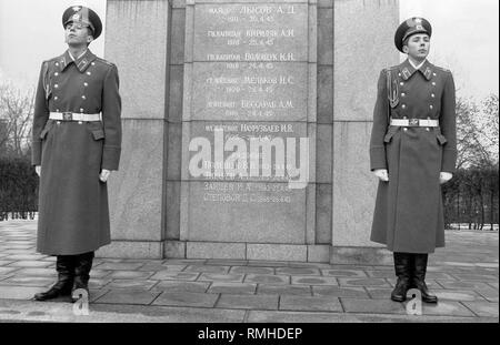 Germany, Berlin, December 22, 1990: Withdrawal of the Soviet honor guard from the memorial in Tiergarten, Germany, Berlin-Tiergarten. Stock Photo