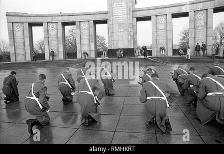 Germany, Berlin, December 22, 1990: Withdrawal of the Soviet honor guard from the memorial in Tiergarten, Germany, Berlin-Tiergarten. Stock Photo