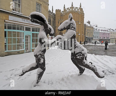 Sophie Ryder rabbit sculpture, in winter snow Cirencester town centre, Gloucestershire, South West England, UK Stock Photo