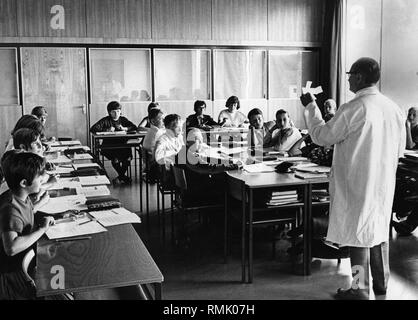 Children in school: Picture shows teacher with children of the Hauptschule (Secondary modern school) during a lesson. Stock Photo