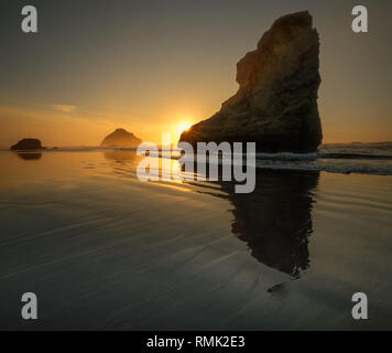 Colourful beach sunset at the Face Rock State Scenic Viewpoint (formerly known as Bandon Ocean Wayside) in Bandon, Oregon, Pacific northwest USA Stock Photo