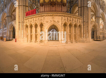 Stone crafted rood screen separating the nave and chancel at Lincoln cathedral, England, a medieval gothic style cathedral commenced in 1072. Stock Photo