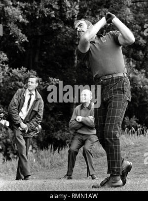 Sean Connery, playing golf in UK (1969)  File Reference # 33751 266THA Stock Photo