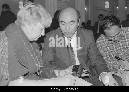 Moscow, USSR - August 23, 1991: Journalist interviews first president of Kyrgyzstan Askar Akayevich Akayev at extraordinary session of Supreme Soviet of people's deputies of the USSR Stock Photo