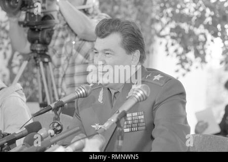 Moscow, USSR - August 23, 1991: Minister of Defence of the USSR Yevgeniy Ivanovich Shaposhnikov gives press-conference at extraordinary session of Supreme Soviet of people's deputies of the USSR Stock Photo