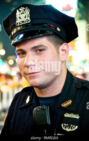 NYPD Police Officers on duty in Manhattan - NEW YORK CITY, USA ...