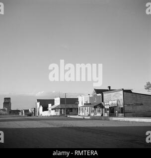 Main Street at Sunset, Wall, South Dakota, USA, Arthur Rothstein, Farm Security Administration, May 1936 Stock Photo