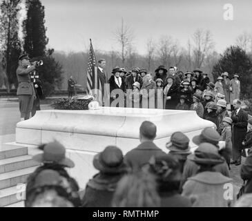Children of American Revolution at Tomb of Unknown Soldier, Arlington National Cemetery, Arlington, Virginia, USA, National Photo Company, April 16, 1923 Stock Photo