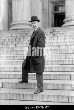 George Washington Norris, Full-Length Portrait on Steps of Treasury Building, Washington DC, USA, Harris & Ewing, 1917 Stock Photo