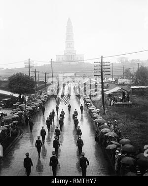 George Washington Masonic National Memorial Dedication Parade on Rainy Day, Alexandria, Virginia, USA, Harris & Ewing, May 12, 1932 Stock Photo