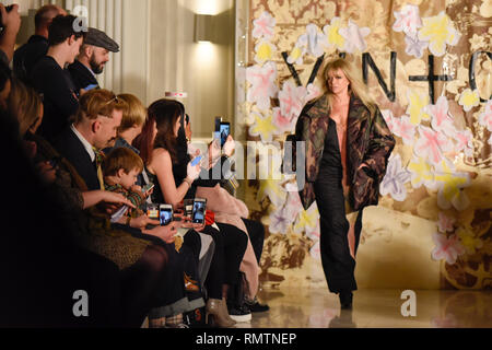 Jo Wood on catwalk for Vin + Omi, in collaboration with Ocean, presenting their latest collection in the 1901 Restaurant ahead of London Fashion Week Stock Photo