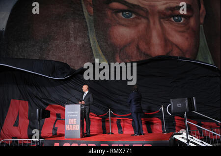 Bruce Willis at the A Good Day To Die Hard mural unveiling on the Fox Studio Lot in Los Angeles.Bruce Willis  27  Event in Hollywood Life - California, Red Carpet and backstage, movie celebrities, TV celebrities, Music celebrities, Topix, Bestof, Arts Culture and Entertainment, Photography,  inquiry tsuni@Gamma-USA.com , Credit Tsuni / USA,  accessory wear by people on event. shoes, jewelery, ring, earring, bag ambience and others. from 2013 Stock Photo