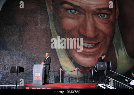 Bruce Willis at the A Good Day To Die Hard mural unveiling on the Fox Studio Lot in Los Angeles.Bruce Willis  29  Event in Hollywood Life - California, Red Carpet and backstage, movie celebrities, TV celebrities, Music celebrities, Topix, Bestof, Arts Culture and Entertainment, Photography,  inquiry tsuni@Gamma-USA.com , Credit Tsuni / USA,  accessory wear by people on event. shoes, jewelery, ring, earring, bag ambience and others. from 2013 Stock Photo