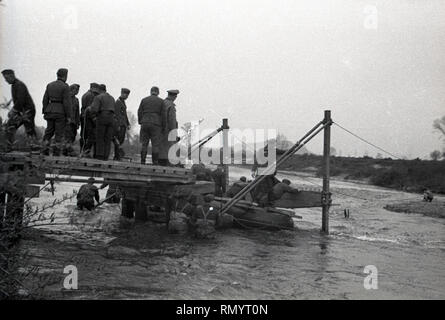 Wehrmacht Heer Ausbildung der Brückenpioniere / Brückenbau - German Army Training of the bridge engineers  with a bridge construction Stock Photo