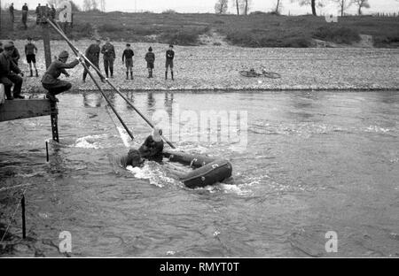 Wehrmacht Heer Ausbildung der Brückenpioniere / Brückenbau - German Army Training of the bridge engineers  with a bridge construction Stock Photo