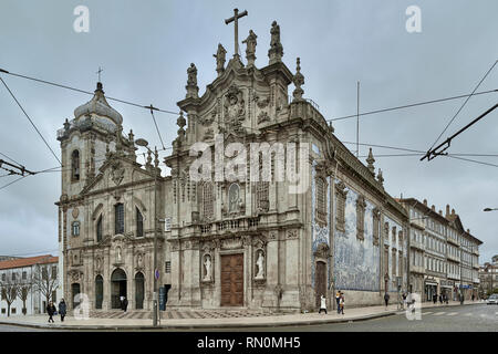 Igreja do Carmo, Carmelites, with the characteristic granite and a wall of blue tiles. Portuguese Baroque architecture, Porto, Portugal Stock Photo