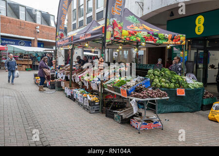 Weekly market in Carmarthen, a bustling town in South West Wales.  Fruit and veg and other traders offer value to the local customers and shoppers in  Stock Photo