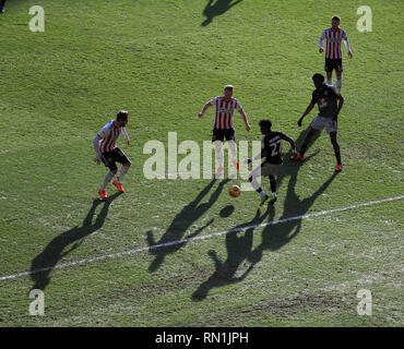 Reading's Omar Richards takes on the Sheffield United defence during the stadium before the Sky Bet Championship match at Bramall Lane, Sheffield. Stock Photo