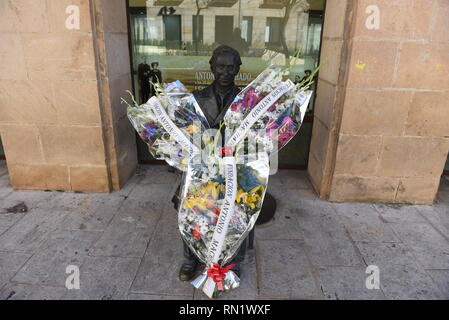 Soria, Spain. 16th Feb, 2019. Flowers are laid before the statue of Spanish poet Antonio Machado in Soria, north of Spain, for the 80th anniversary of his death. Antonio Machado is considered as one of the best poets in the Spanish language of the 20th century. Machado was one of the leading figures of the Spanish literary movement known as the Generation of '98. Credit: SOPA Images Limited/Alamy Live News Stock Photo