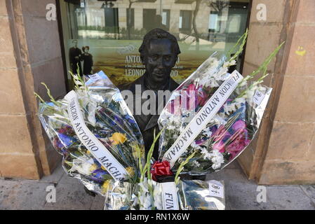 Soria, Spain. 16th Feb, 2019. Flowers are laid before the statue of Spanish poet Antonio Machado in Soria, north of Spain, for the 80th anniversary of his death. Credit: Jorge Sanz/SOPA Images/ZUMA Wire/Alamy Live News Stock Photo