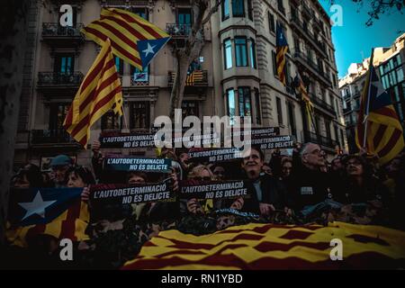 Barcelona, Spain. 16 February, 2019:  Catalan separatists with their placards protest the trial against 12 Catalan leaders charged of sedition and rebellion against Spain and the misuse of public funds in relation with a banned referendum on secession and an independence vote at the Catalan Parliament in October 2017. Today 9 Catalan leaders have been transferred to prisons in Madrid ahead of the trial starting on Feb 12th. Credit: Matthias Oesterle/Alamy Live News Stock Photo