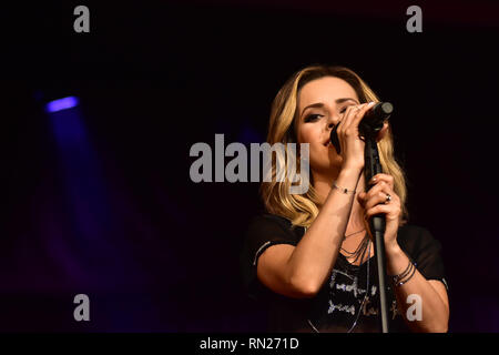 Jaguariúna, Brazil. 16th Feb 2019. - SHOW-SANDY - Singer Sandy presents her show during the 'We, Voice, They' tour, held at Red Eventos in Jaguariúna, in the interior of the state of São Paulo, on the night of this Saturday, 16. (Photo: Eduardo Carmim / Photo Premium) Credit: Eduardo Carmim / Alamy Live News (Photo: Eduardo Carmim / Photo Premium) Credit: Eduardo Carmim/Alamy Live News Stock Photo