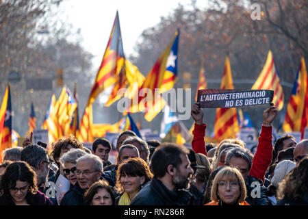 Barcelona, Spain. 16th Feb 2019. A protester is seen showing a placard in defense of the self-determination of Catalonia during the demonstration. Summoned by the main sovereign entities ANC and Òmnium 200,000 people demonstrate in Barcelona against the judicialization of demands for self-determination and independence in Catalonia. Credit: SOPA Images Limited/Alamy Live News Stock Photo