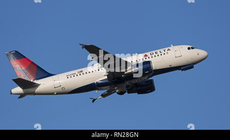 Richmond, British Columbia, Canada. 15th Jan, 2019. A Delta Air Lines Airbus A319 (N348NB) jet airliner airborne after take-off. Credit: Bayne Stanley/ZUMA Wire/Alamy Live News Stock Photo
