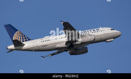 Richmond, British Columbia, Canada. 15th Jan, 2019. A United Airlines Airbus A319 (N829UA) jet airliner airborne after take-off. Credit: Bayne Stanley/ZUMA Wire/Alamy Live News Stock Photo