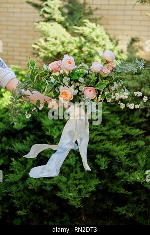 wedding bouquet, white peony and david austin Stock Photo - Alamy