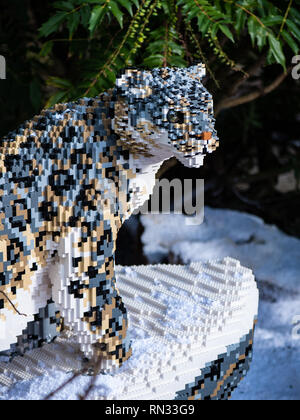 Modello di Leonessa, uno di lifesize Lego grande gatti per lo Zoo di  Chester Foto stock - Alamy
