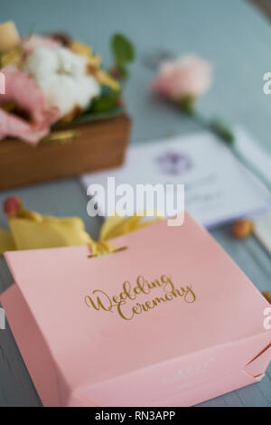 Wedding invitation cards, craft envelopes. Overhead view. Top view. Wedding style for magazines and websites, copyspace, fashion, bohemian, flowers de Stock Photo