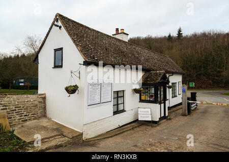 Whitney-on-Wye toll bridge, crossing the River Wye and linking Herefordshire, England and Powys, Wales. Toll house Stock Photo