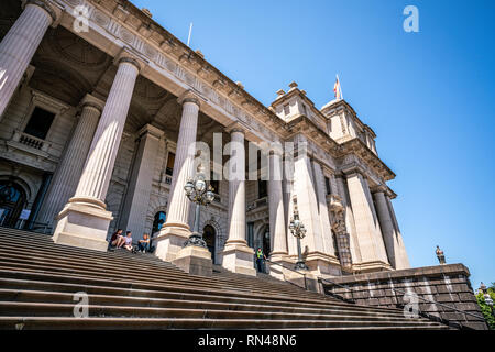 3rd January 2019, Melbourne Victoria Australia : Front view of the parliament of Victoria house with stairs leading to the main entrance from Spring s Stock Photo