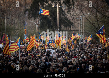 Barcelona, Spain 16th February 2019. In Barcelona pro-independence demonstrators march in support of imprisoned Catalan leaders.  Past 12 February  in Spain's highest court began the trial on twelve Catalan leaders with charges relating to an October 2017 independence referendum that was considered illegal by Madrid. Credit:  Jordi Boixareu/Alamy Live News Stock Photo