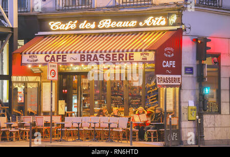 The Cafe des Beaux Arts is named this due to its location right by the School of Fine Arts, and has a typical Parisian brasserie style decor of wood Stock Photo