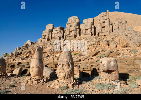 Statue heads, from right,  Lion, Eagle, Herekles & Apollo,  with headless seated statues, east Terrace, Mount Nemrut or Nemrud Dagi Stock Photo