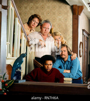 JEAN STAPLETON, CARROLL O'CONNOR, MIKE EVANS, SALLY STRUTHERS,ROB REINER, ALL IN THE FAMILY, 1971 Stock Photo