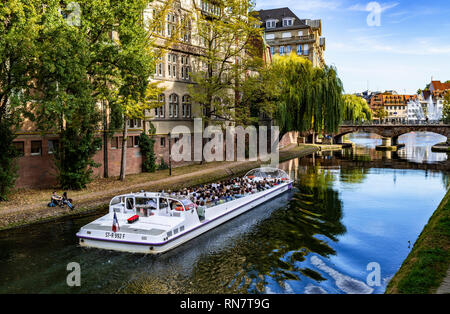 Strasbourg, Alsace, France, Batorama sightseeing river cruise boat, Ill river, Pont St Etienne bridge, residential buildings, Stock Photo
